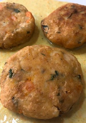 Una foto de Tortitas de papa con verduras en salsa de flor de calabaza