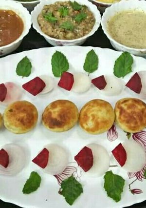 A picture of Litti chokha wth tamarind and mustard chutney.