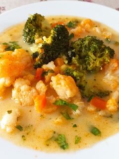 Tejes brokkolis karfiolleves, csigatésztával recept fotója