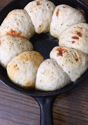 A picture of Cheesy garlic bread meatball ring.