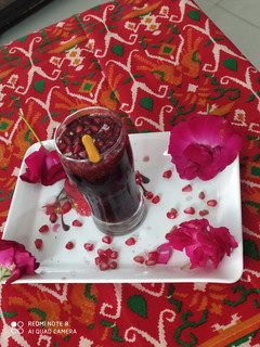 દાડમ ગુલાબ કુલર (Pomegranate Rose Cooler Recipe In Gujarati) રેસીપી મુખ્ય ફોટો