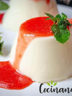 Una foto de Panna cotta con coulis de fresas