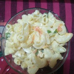 A picture of White cream macroni.