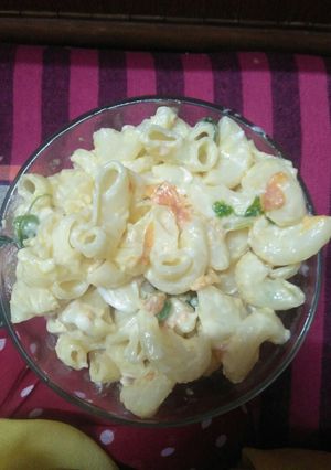 A picture of White cream macroni.