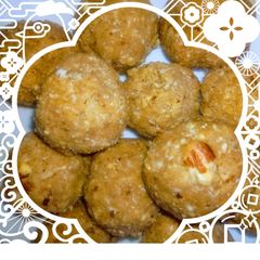 A picture of Gond ke laddu.