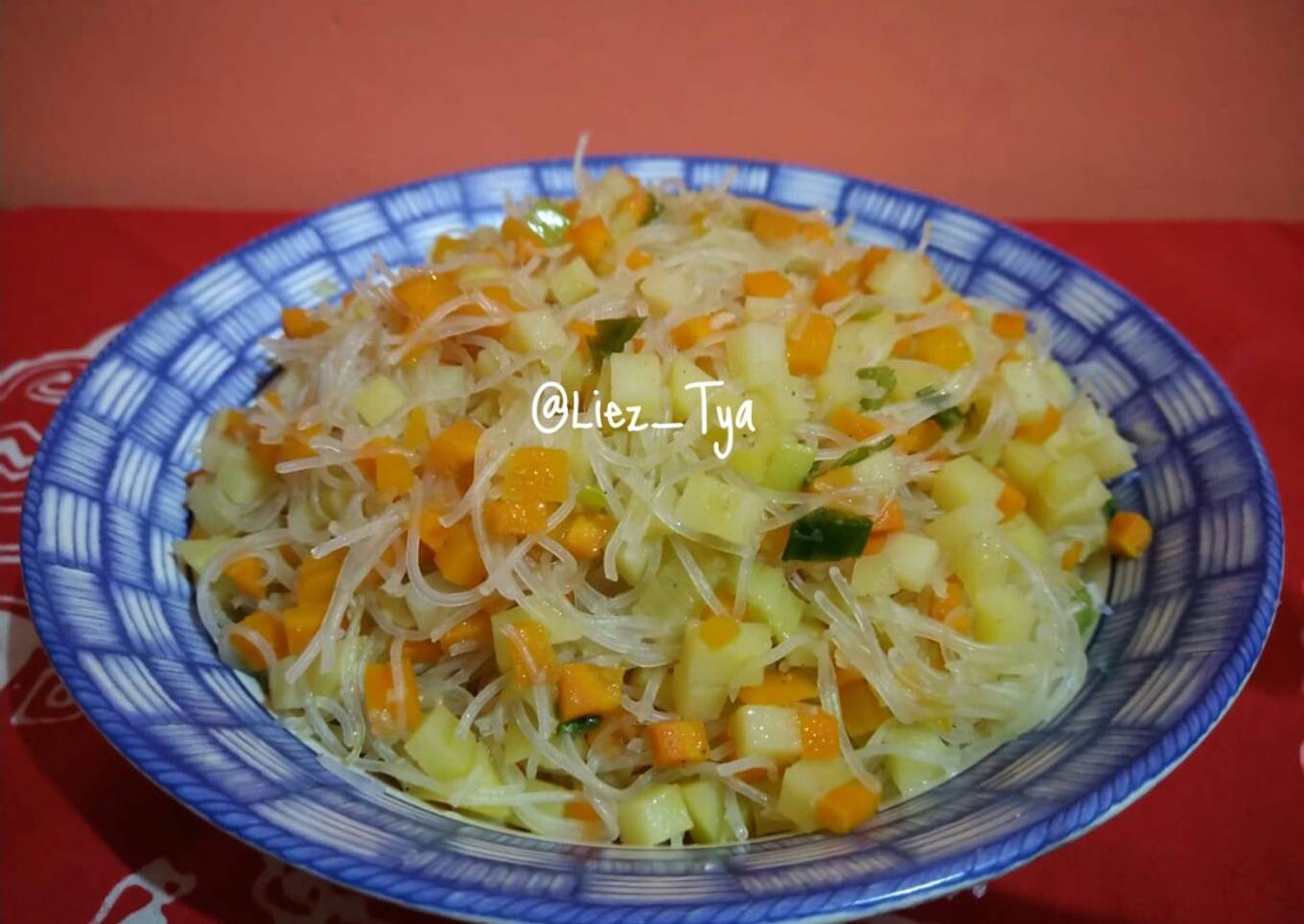 ISIAN PASTEL (Kentang,wortel,bihun)