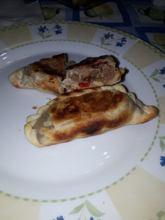 Una foto de Empanadas de carne cortada a cuchillo