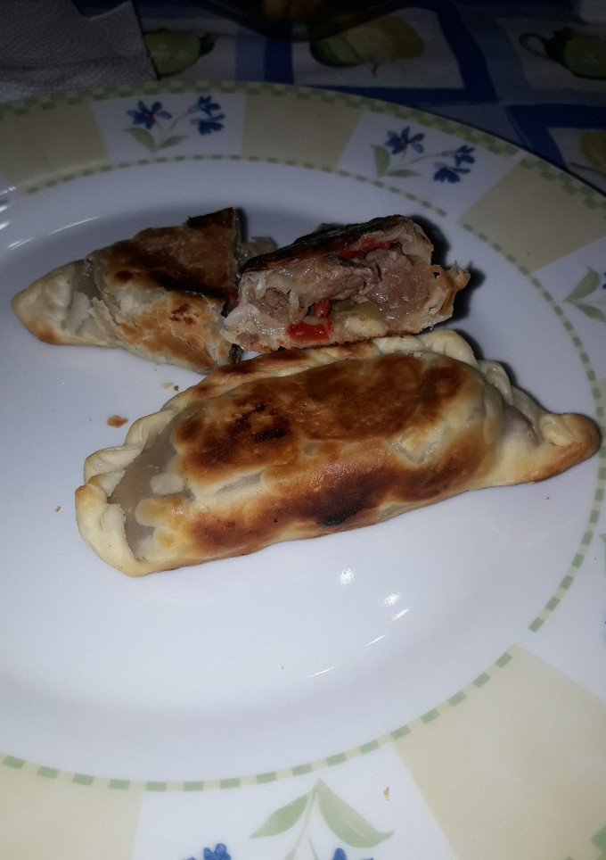 Una foto de Empanadas de carne cortada a cuchillo
