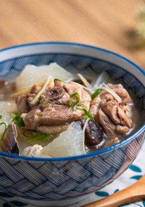 A picture of Clam, Winter Melon, and Chicken Soup.