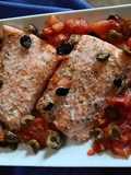 Salmone al forno con pomodori, olive e capperi
