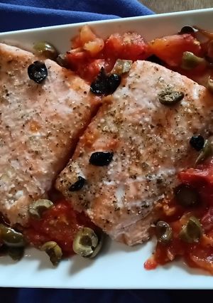 Foto di Salmone al forno con pomodori, olive e capperi