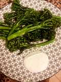 Bimi con salsa de yogurt casera
