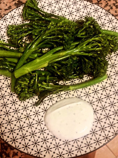 Una foto de Bimi con salsa de yogurt casera