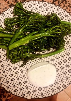 Una foto de Bimi con salsa de yogurt casera