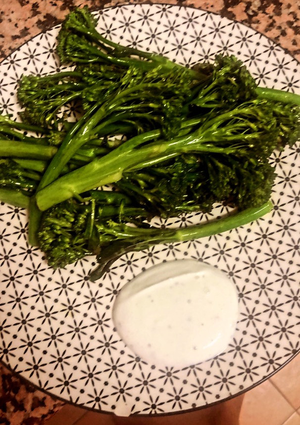 Una foto de Bimi con salsa de yogurt casera