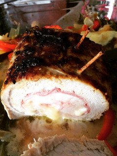 Una foto de Lomo relleno de jamón y queso al horno con verduras.