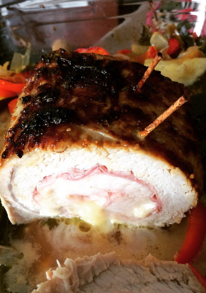 Una foto de Lomo relleno de jamón y queso al horno con verduras. 