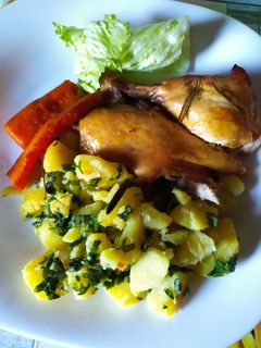 Zöldség ágyon sült csirke recept fotója