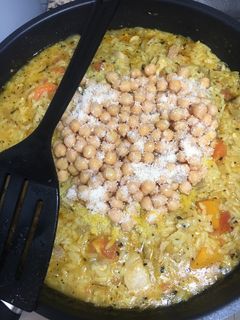 Una foto de 🍚ARROZ🌾ONE POT CON POLLO 🍗 VEGETALES 🍅 🧅🥕🧄Y LEGUMBRES