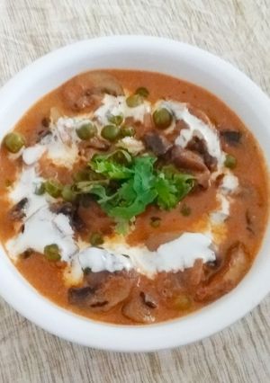 A picture of Malai Mushroom Peas Curry.