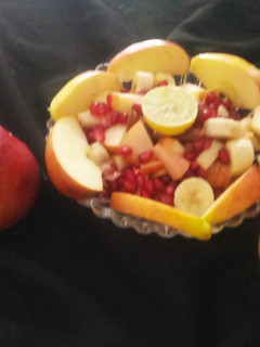 खट्टी मीठी फ्रूट चाट (khatti meethi fruit chaat recipe in Hindi) रेसिपी मुख्य फोटो