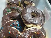 Una foto de donuts de colores
