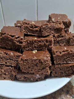 Una foto de Cuadrados de chocolate y limón veganos