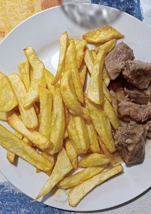 Φωτογραφία της συνταγής Χοιρινό λεμονάτο με πατάτες τηγανητές