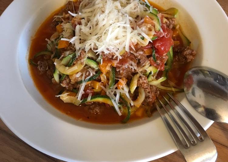 Zucchininudeln (Zoodles) mit Bolognese