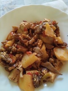 Una foto de Tofu con setas y patatas