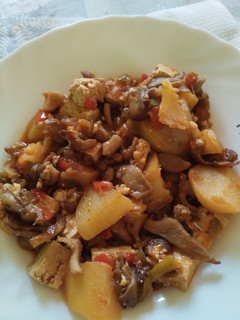 Una foto de Tofu con setas y patatas