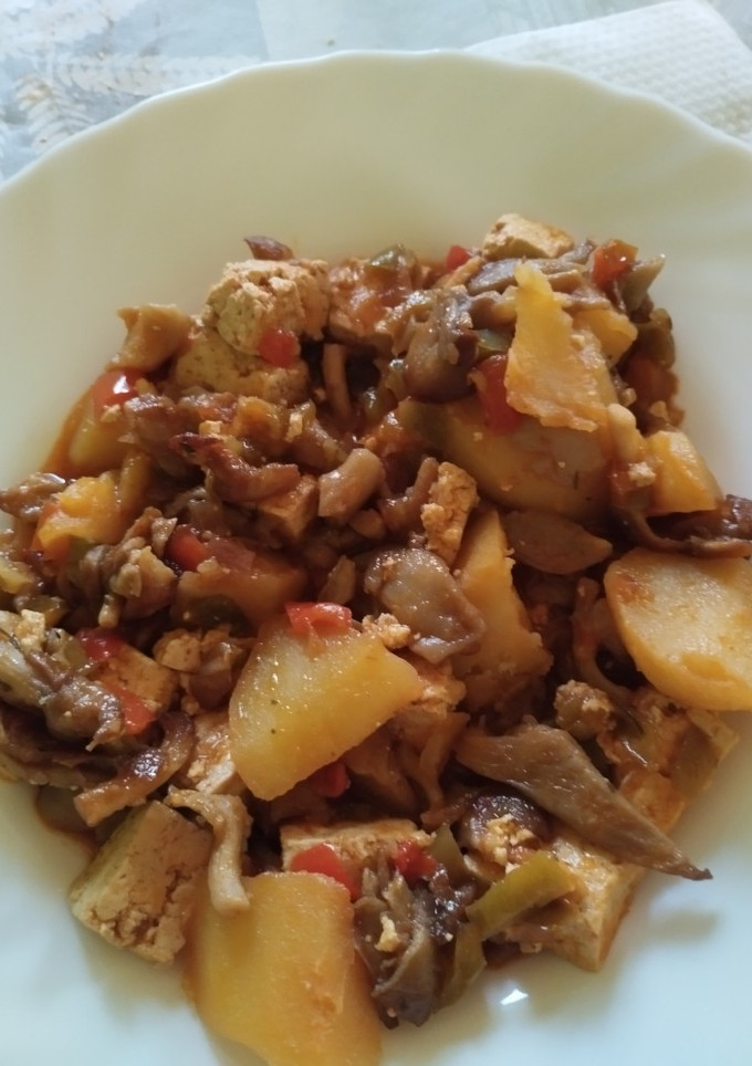 Una foto de Tofu con setas y patatas