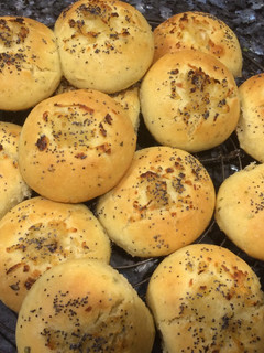 Una foto de Pancitos de Cebolla decorado con cebolla y amapola Muy ricos