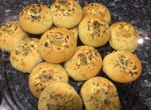 Una foto de Pancitos de Cebolla decorado con cebolla y amapola Muy ricos