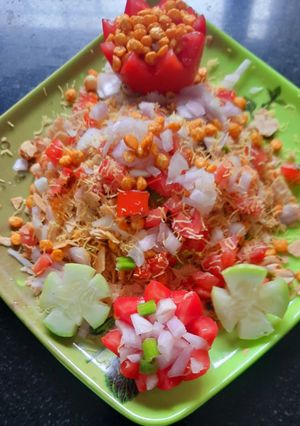 चटपटीत खाकरा भेळ (Khakhra Bhel Recipe In Marathi) रेसिपी चे मुख्य फोटो