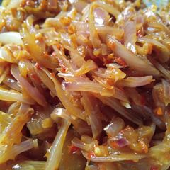 A picture of Hot and juicy onion sauce.