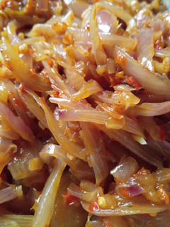A picture of Hot and juicy onion sauce.