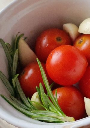 Φωτογραφία της συνταγής Ντοματίνια με σκόρδο και δενδρολίβανο ψητά σε ελαιόλαδο
