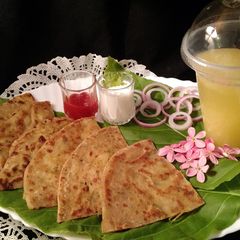A picture of Aloo Bharay parathay.