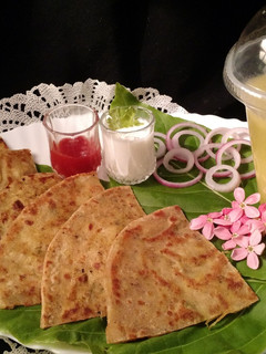 A picture of Aloo Bharay parathay.