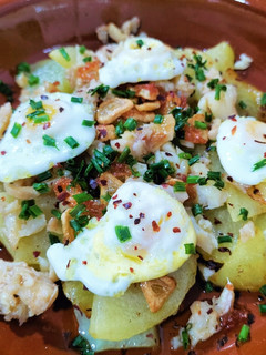 Una foto de Bacalao confitado con patatas a lo pobre y huevos de codorniz
