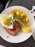 Leberkäse mit Bratkartoffeln und Spiegelei