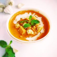 A picture of Creamy tomato soup with bread toast.