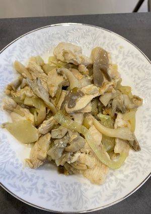 秀珍菇伴洋蔥炒雞胸肉 的食譜成品照片