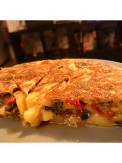 Una foto de Tortilla de patatas con verduritas 😉