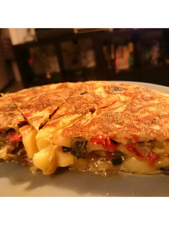 Una foto de Tortilla de patatas con verduritas 😉