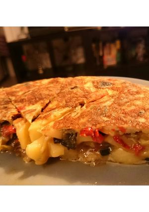 Una foto de Tortilla de patatas con verduritas 😉