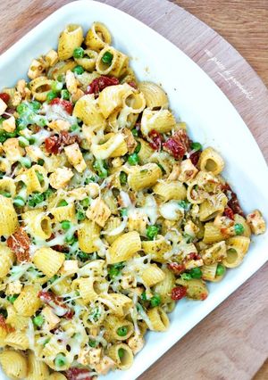 Une photo de Pâtes au poulet, légumes et pesto