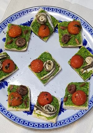 Foto di Aperitivi con pesto di rucola e alici