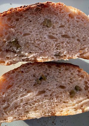 รูปของ Olive &Lemon Zest Sourdough🍞🍋ขนมปังยีสต์ธรรมชาติรสมะกอกผิวมะนาวชีสเพอมาซาน🍞🍋🧀